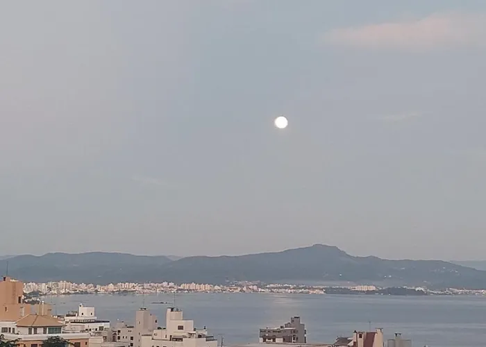 Casa Central Espacosa Com Bela Vista Para O Mar