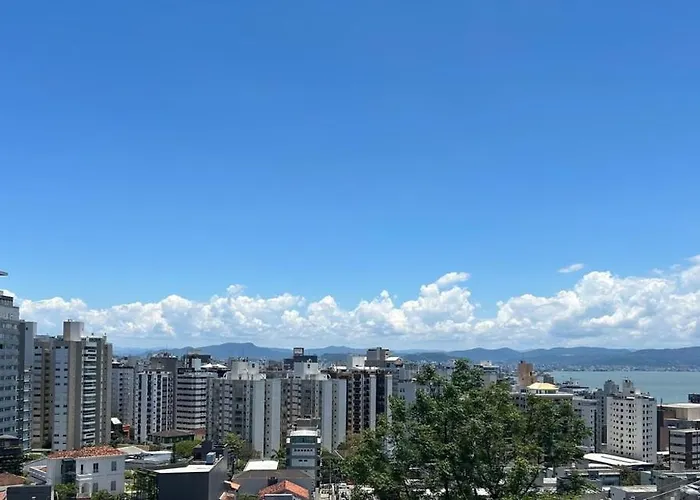 Casa Central Espacosa Com Bela Vista Para O Mar