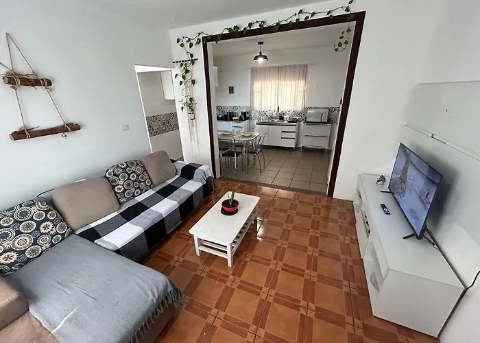 Casa Central Espacosa Com Bela Vista Para O Mar